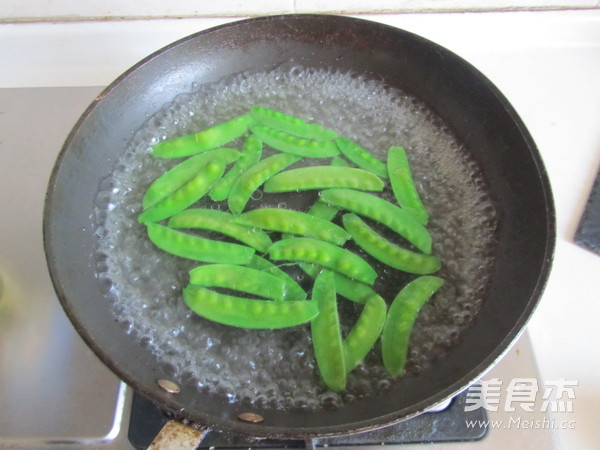 年年高---鲜虾炒<a href=/shicai/mimian/NianGao/index.html target=_blank><u>年糕</u></a>的做法