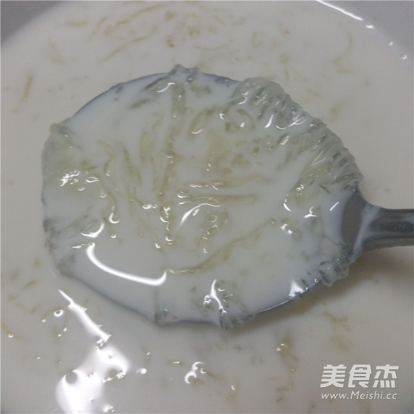 <a href=/shicai/mimian/NiuNai/index.html target=_blank><u>牛奶</u></a>冰糖炖<a href=/shicai/yaoshi/YaWo/index.html target=_blank><u>燕窝</u></a>的做法