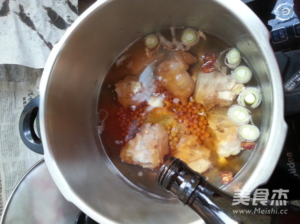 <a href=/shicai/shucai/LianOu/index.html target=_blank><u>莲<a href=/shicai/shucai/Ou/index.html target=_blank><u>藕</u></a></u></a>炖猪手的做法