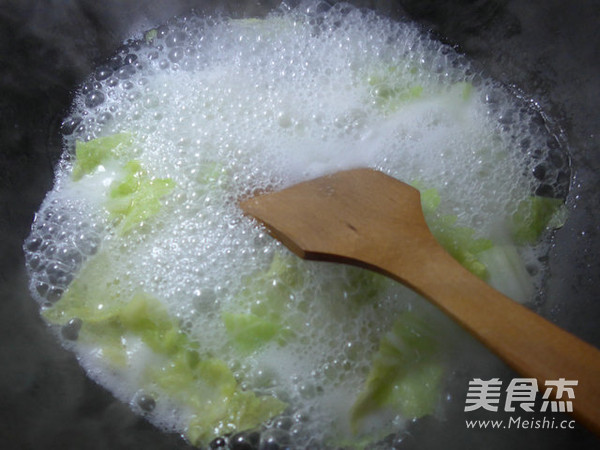 <a href=/shicai/shucai/BaiCai/index.html target=_blank><u>白菜</u></a><a href=/shicai/mimian/YouTiao/index.html target=_blank><u>油条</u></a>煮<a href=/shicai/mimian/NianGao/index.html target=_blank><u>年糕</u></a>的做法