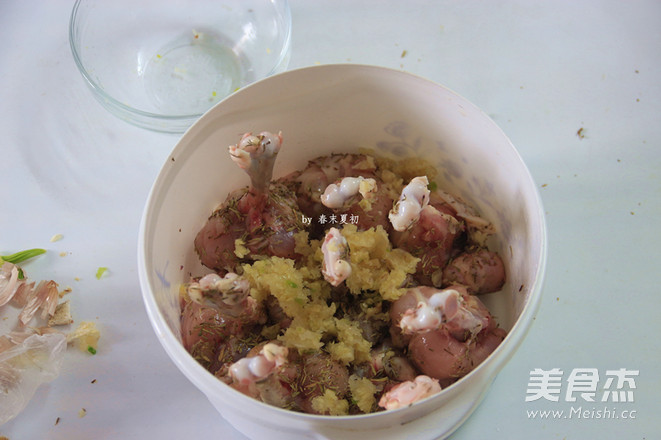 情人节香草烤<a href=/shicai/rouqin/JiChi/index.html target=_blank><u>鸡翅</u></a>球的做法