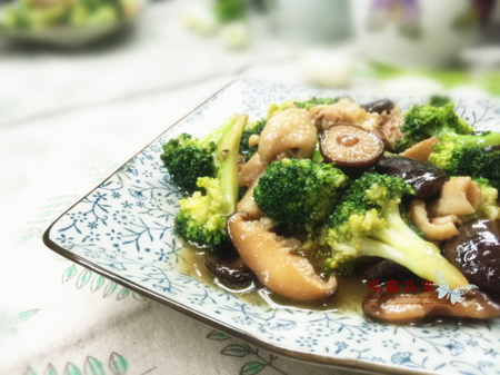 <a href=/shicai/shucai/XiLanHua/index.html target=_blank><u>西兰花</u></a><a href=/shicai/shucai/XiangGu/index.html target=_blank><u>香菇</u></a>炒鸡的做法