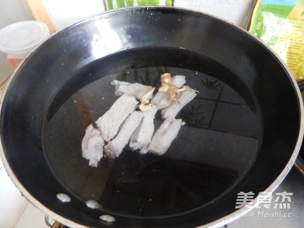 酸甜<a href=/shicai/rouqin/PaiGu/index.html target=_blank><u>排骨</u></a>的做法