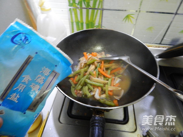 <a href=/shicai/shucai/DouJiao/index.html target=_blank><u>豆角</u></a>烧三角骨的做法