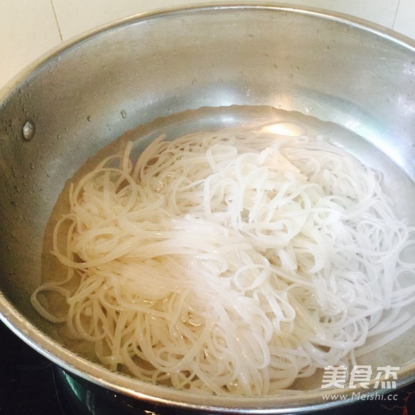 <a href=/shicai/shucai/MuEr/index.html target=_blank><u>木耳</u></a>汤粉的做法