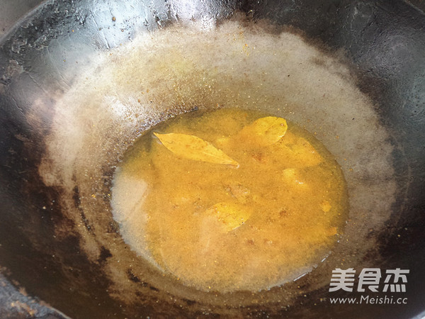 咖喱<a href=/shicai/rouqin/NiuRou/index.html target=_blank><u>牛肉</u></a>丸的做法