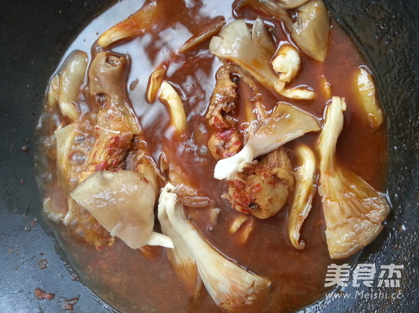 叶蘑焖<a href=/shicai/rouqin/JiTui/index.html target=_blank><u>鸡腿</u></a>的做法