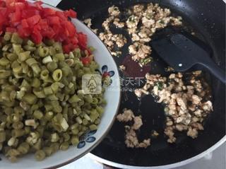 酸<a href=/shicai/shucai/DouJiao/index.html target=_blank><u>豆角</u></a>炒肉末