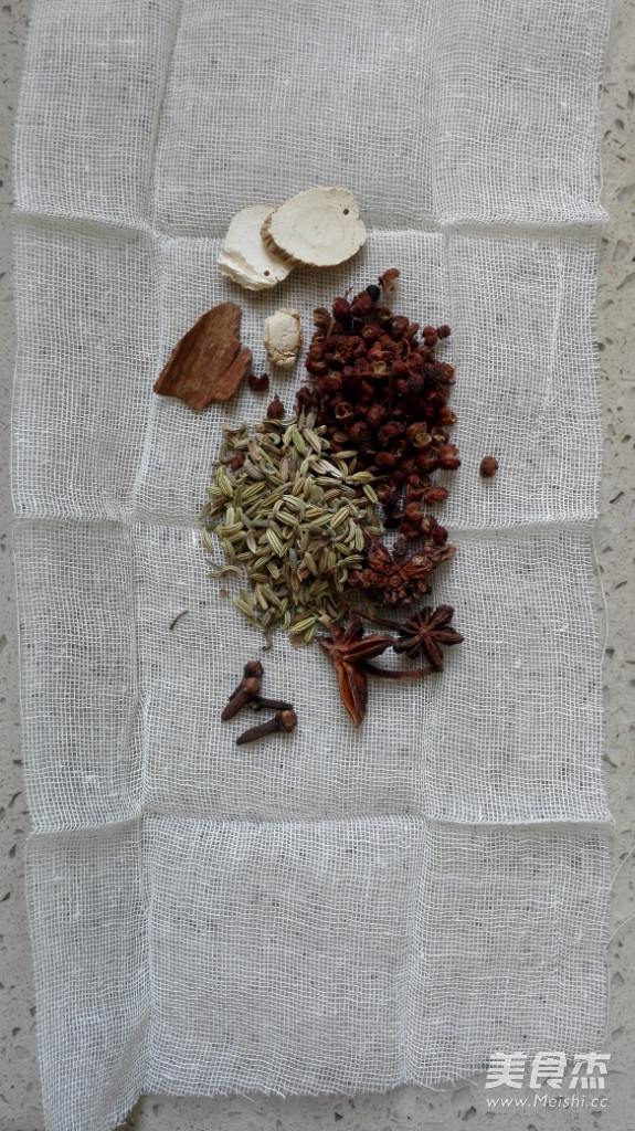 家传秘制卤<a href=/shicai/rouqin/NiuRou/index.html target=_blank><u>牛肉</u></a>的做法