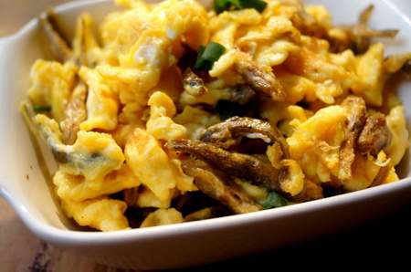 小鱼干炒<a href=/shicai/rouqin/JiDan/index.html target=_blank><u>鸡蛋</u></a>