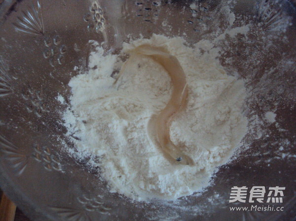 朱砂<a href=/shicai/shuichanpin/YinYu/index.html target=_blank><u>银鱼</u></a>的做法