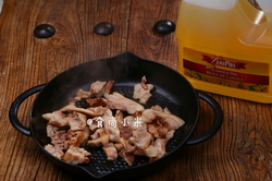 <a href=/shicai/shucai/QingSuan/index.html target=_blank><u>青蒜</u></a><a href=/shicai/shucai/LaJiao/index.html target=_blank><u>辣椒</u></a>凹锅肉步骤3