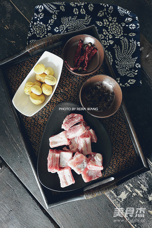 <a href=/shicai/guopin/LiZi/index.html target=_blank><u>栗子</u></a>焖<a href=/shicai/rouqin/PaiGu/index.html target=_blank><u>排骨</u></a>的做法