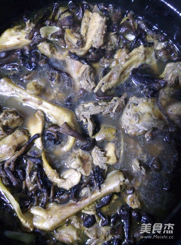 小鸡炖<a href=/shicai/shucai/MoGu/index.html target=_blank><u>蘑菇</u></a>的做法