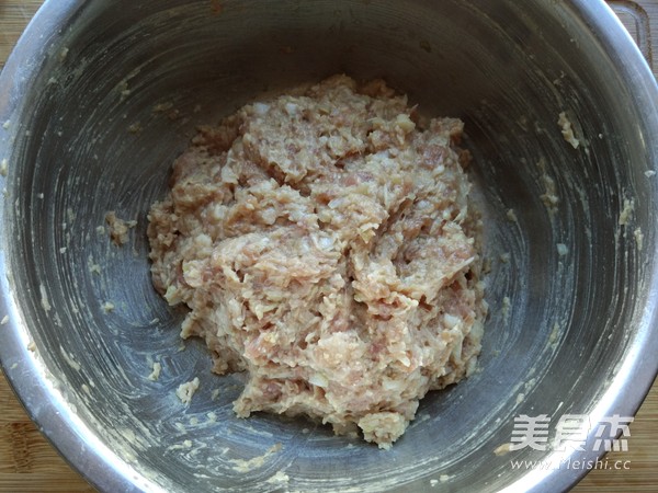 <a href=zt/hsszt target=_blank><u>红烧狮子头</u></a>的做法