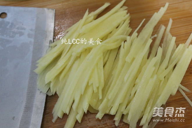 <a href=/shicai/diaoweipin/Cu/index.html target=_blank><u>醋</u></a>熘<a href=/shicai/shucai/TuDou/index.html target=_blank><u>土豆</u></a>丝的做法