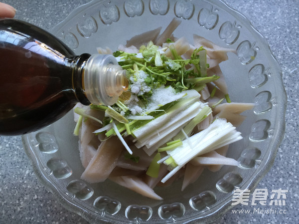 爽口清肠<a href=/shicai/shucai/LianOu/index.html target=_blank><u>莲<a href=/shicai/shucai/Ou/index.html target=_blank><u>藕</u></a></u></a>块的做法