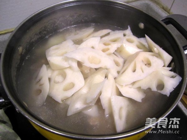 <a href=/shicai/shucai/XiHongShi/index.html target=_blank><u>西红柿</u></a><a href=/shicai/rouqin/JiGu/index.html target=_blank><u>脊骨</u></a>炖连<a href=/shicai/shucai/Ou/index.html target=_blank><u>藕</u></a>的做法