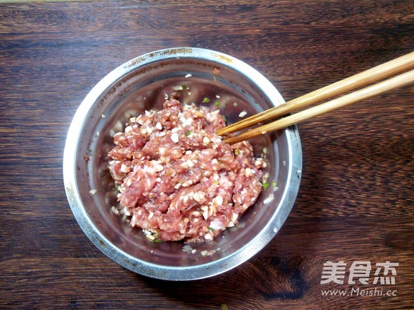 <a href=/shicai/shucai/KouMo/index.html target=_blank><u>口蘑</u></a>酿肉的做法