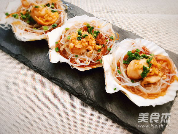 蒜茸<a href=/shicai/mimian/FenSi/index.html target=_blank><u>粉丝</u></a>蒸<a href=/shicai/shuichanpin/ShanBei/index.html target=_blank><u>扇贝</u></a>的做法
