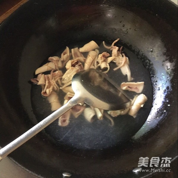 <a href=/shicai/shucai/HeLanDou/index.html target=_blank><u>荷兰豆</u></a>炒<a href=/shicai/shuichanpin/YouYu/index.html target=_blank><u>鱿鱼</u></a>的做法