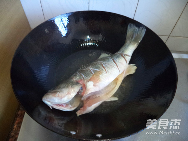 <a href=/shicai/shucai/ZiSu/index.html target=_blank><u>紫苏</u></a>烧<a href=/shicai/shuichanpin/LuYu/index.html target=_blank><u>鲈鱼</u></a>的做法