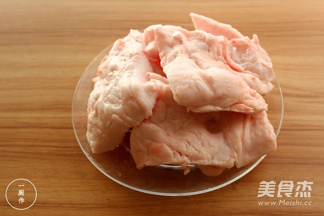 炸一锅翻滚的<a href=/shicai/rouqin/ZhuYou/index.html target=_blank><u>猪油</u></a>的做法