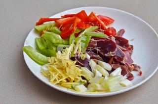 嫩姜炒<a href=/shicai/rouqin/JiZa/index.html target=_blank><u>鸡杂</u></a>