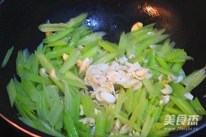 <a href=/shicai/shucai/XiQin/index.html target=_blank><u>西芹</u></a><a href=/shicai/guopin/YaoGuo/index.html target=_blank><u>腰果</u></a><a href=/shicai/shucai/BaiHe/index.html target=_blank><u>百合</u></a>的做法