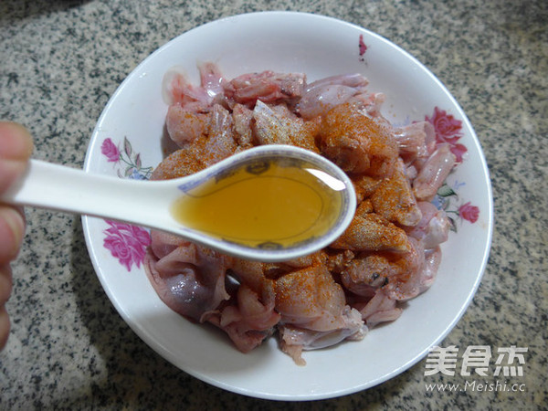 水煮<a href=/shicai/shuichanpin/NiuWa/index.html target=_blank><u>牛蛙</u></a>的做法