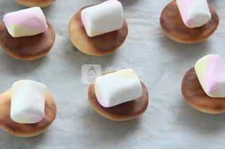 白<a href=/shicai/mimian/QiaoKeLi/index.html target=_blank><u>巧克力</u></a>蛋黄派