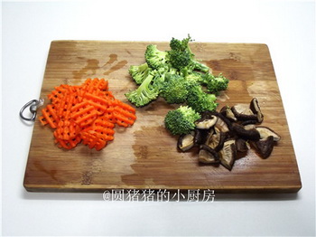 焦溜<a href=/shicai/mimian/DouFu/index.html target=_blank><u>豆腐</u></a>步骤1