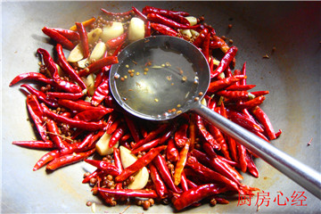 重庆辣子鸡步骤7