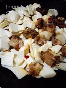 <a href=/shicai/shucai/YuTou/index.html target=_blank><u>芋头</u></a>烧<a href=/shicai/rouqin/PaiGu/index.html target=_blank><u>排骨</u></a>