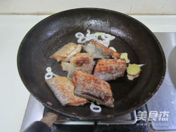 剁椒<a href=/shicai/shucai/YuTou/index.html target=_blank><u>芋头</u></a>烧<a href=/shicai/shuichanpin/DaiYu/index.html target=_blank><u>带鱼</u></a>的做法