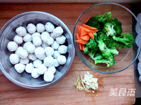 油焖<a href=/shicai/shuichanpin/YuWan/index.html target=_blank><u>鱼丸</u></a>的做法