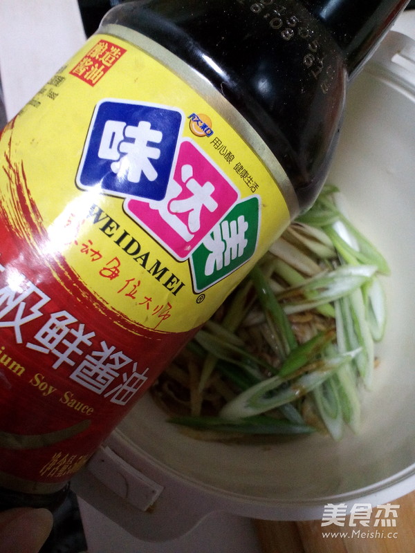 葱拌小<a href=/shicai/shuichanpin/YinYu/index.html target=_blank><u>银鱼</u></a>的做法