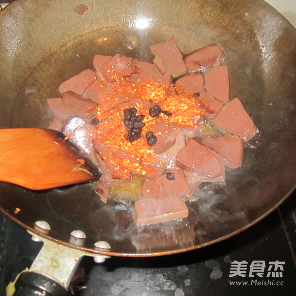 <a href=/shicai/mimian/HeiDou/index.html target=_blank><u>黑豆</u></a>豉煮<a href=/shicai/rouqin/zhuXue/index.html target=_blank><u>猪<a href=/shicai/rouqin/Xue/index.html target=_blank><u>血</u></a></u></a>的做法