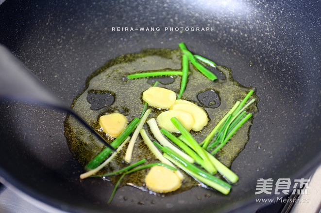 <a href=/shicai/guopin/HuaSheng/index.html target=_blank><u>花生</u></a>焖猪弯弯的做法