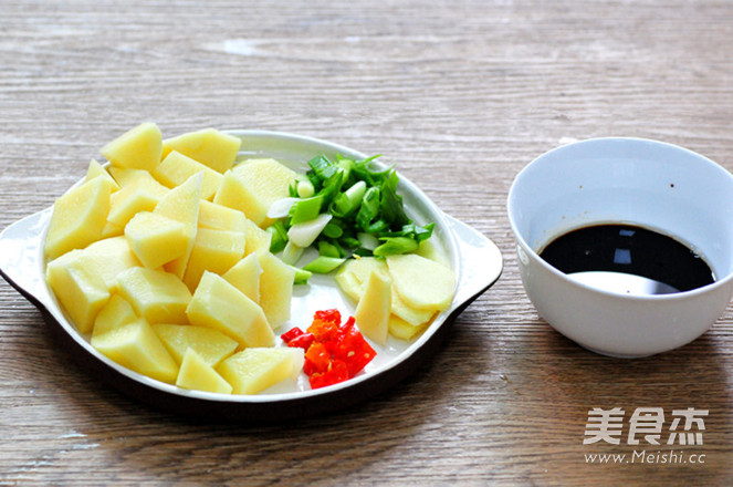 电饭煲<a href=/shicai/shucai/TuDou/index.html target=_blank><u>土豆</u></a>焖<a href=/shicai/rouqin/PaiGu/index.html target=_blank><u>排骨</u></a>的做法