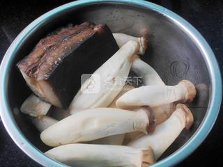 干煸<a href=/shicai/rouqin/LaRou/index.html target=_blank><u>腊肉</u></a><a href=/shicai/shucai/XingBaoGu/index.html target=_blank><u><a href=/shicai/guopin/Xing/index.html target=_blank><u>杏</u></a>鲍菇</u></a>