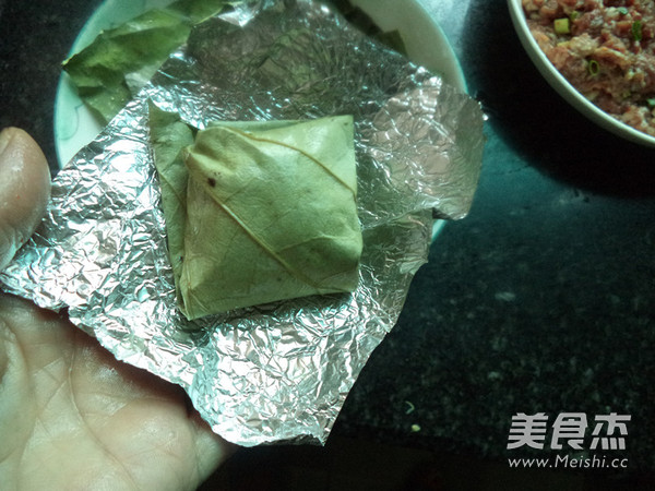 香烤<a href=/shicai/shucai/HeYe/index.html target=_blank><u>荷叶</u></a>肉丸的做法