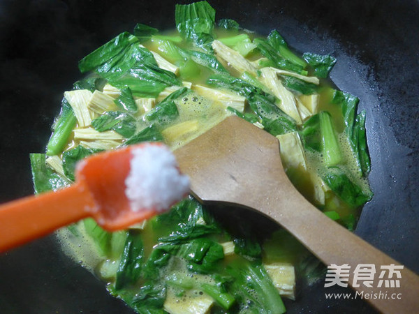 咖喱<a href=/shicai/mimian/FuZhu/index.html target=_blank><u>腐竹</u></a>菜芯的做法