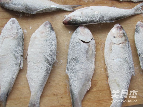 香酥黄河刀鱼的做法