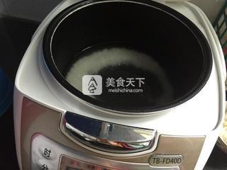 <a href=/shicai/shucai/XiangGu/index.html target=_blank><u>香菇</u></a>核<a href=/shicai/guopin/Tao/index.html target=_blank><u>桃</u></a>滑鸡粥