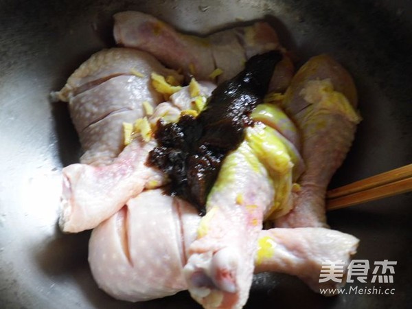 香脆辣<a href=/shicai/rouqin/JiTui/index.html target=_blank><u>鸡腿</u></a>的做法