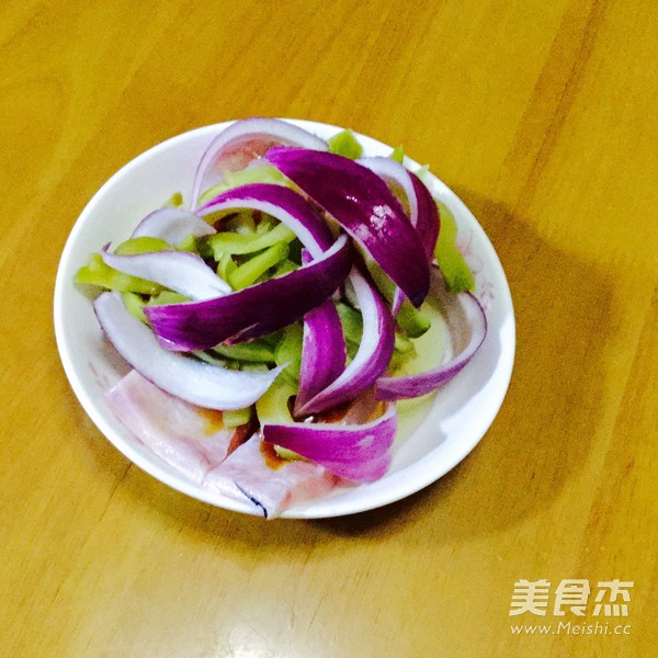 <a href=/shicai/shucai/ZhaCai/index.html target=_blank><u>榨菜</u></a>蒸鱼的做法