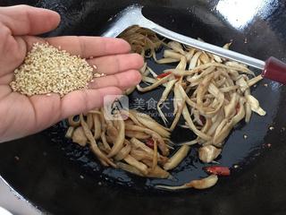 干煸<a href=/shicai/shucai/XingBaoGu/index.html target=_blank><u><a href=/shicai/guopin/Xing/index.html target=_blank><u>杏</u></a>鲍菇</u></a>