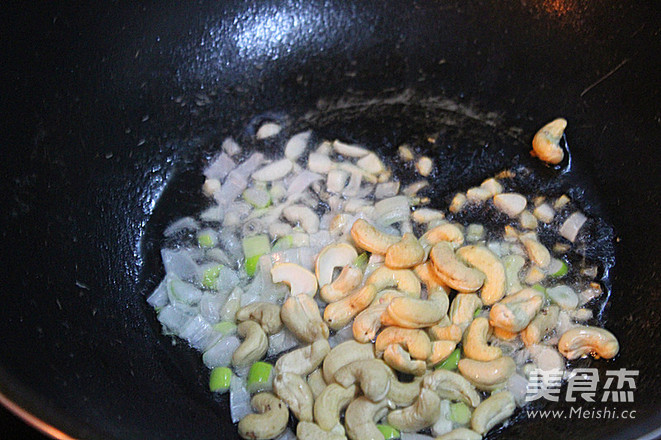 <a href=/shicai/shucai/XiQin/index.html target=_blank><u>西芹</u></a><a href=/shicai/guopin/YaoGuo/index.html target=_blank><u>腰果</u></a><a href=/shicai/shucai/BaiHe/index.html target=_blank><u>百合</u></a>的做法