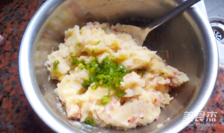 <a href=/shicai/mimian/ZhiShi/index.html target=_blank><u>芝士</u></a>焗<a href=/shicai/shucai/TuDou/index.html target=_blank><u>土豆</u></a>泥的做法